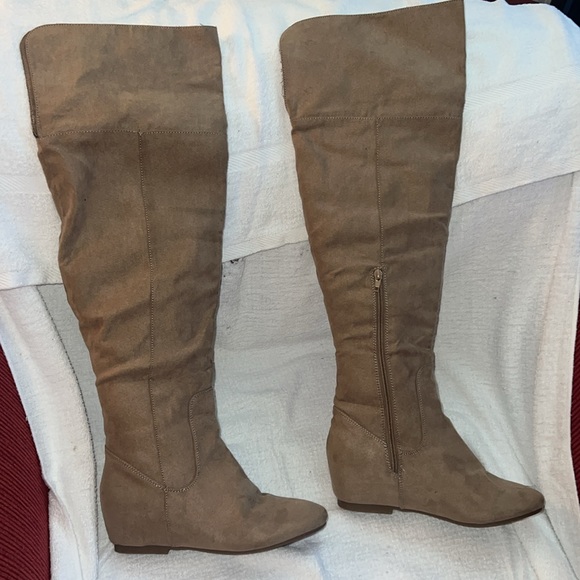 Thigh high boots - Picture 7 of 11